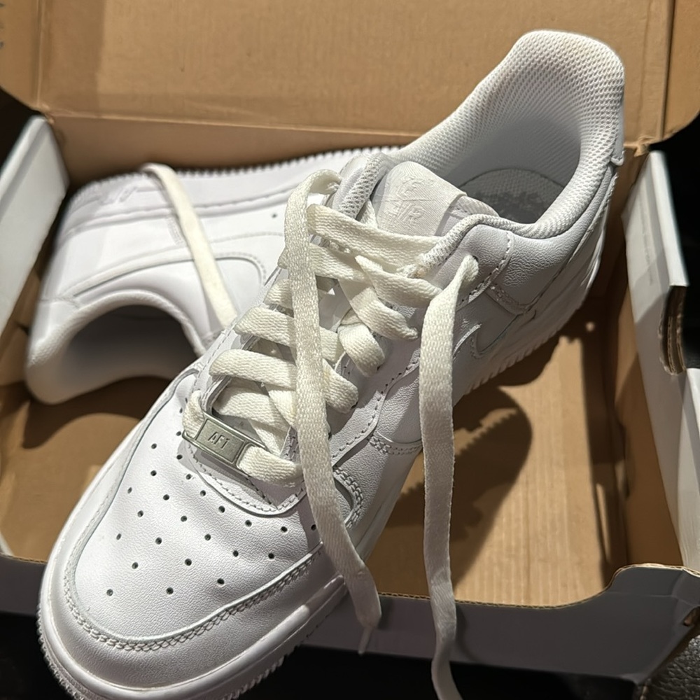 Nike Women's Gymnastics Shoes - Picture 4 of 9